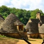 isiter la Vallee de la Vézère en Dordogne : Les cabanes du Breuil
